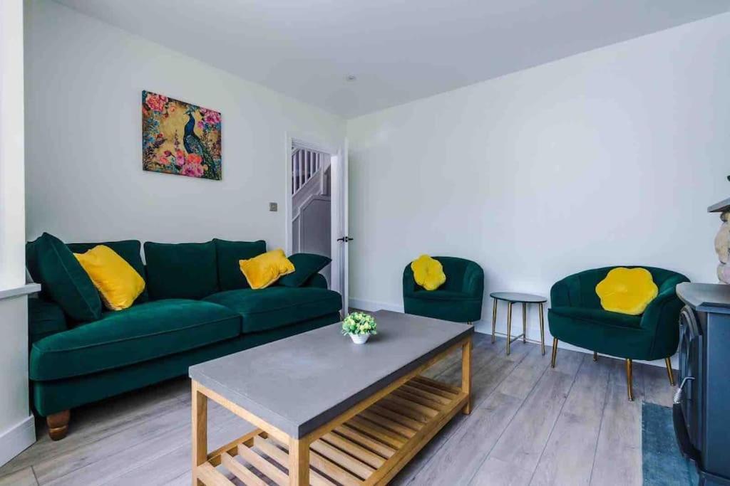 Sandileigh House By Yourstays - Luxurious 3 Bedroom House In 알트링캠 외부 사진